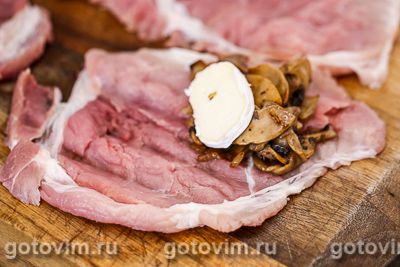 Мясные рулетики с грибами и сыром бри