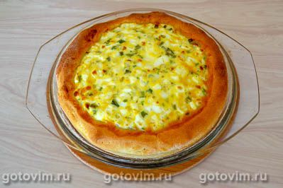 Открытый пирог с яйцом и зеленым луком