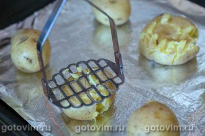 Мятая картошка в духовке с беконом и сыром