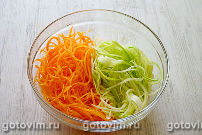 Салат из кабачков и моркови по-корейски.