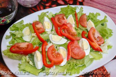 Салат с консервированным тунцом, яйцом и овощами.