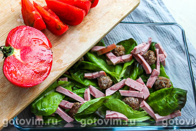 Салат для пикника с фрикадельками и рассольным сыром
