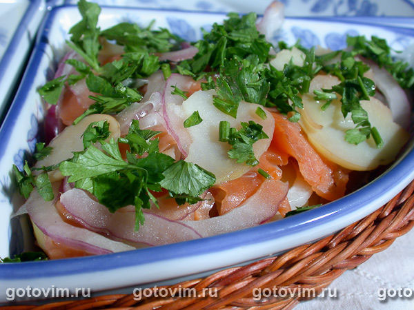 Слоеный салат с малосольной семгой и картофелем