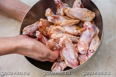 Куриные крылышки в маринаде из соевого и устричного соусов