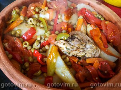 Куриные бедра с овощами и оливками в тажине