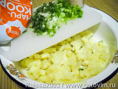 Салат картофельный с зелёным луком и сметаной