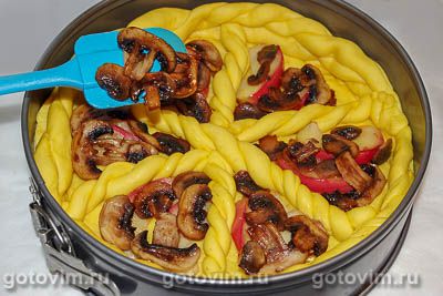 Пирог с квашеной капустой, яблоками и грибами