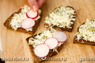 Норвежский бутерброд со шпротами и редиской
