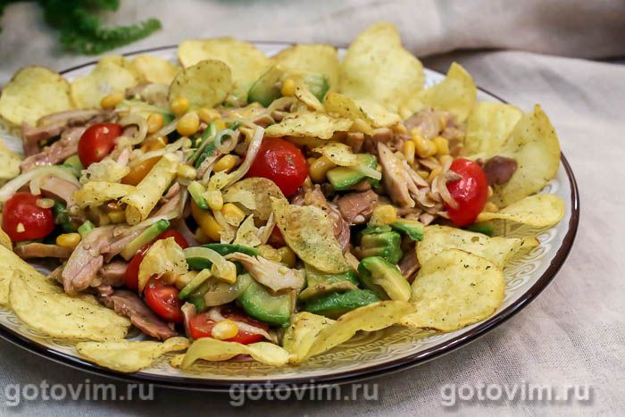 Салат с куриной грудкой, авокадо и чипсами