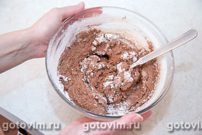 Шоколадный торт с безе и соленым арахисом