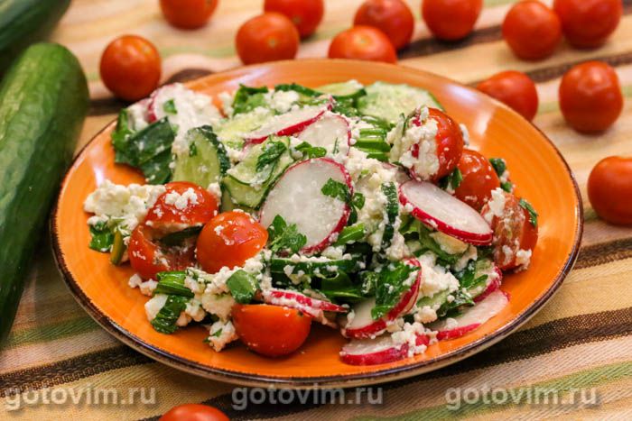 Салат с черемшой, овощами и творогом