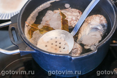 Тартинки из ржаного хлеба с телячьими мозгами и грибным соусом