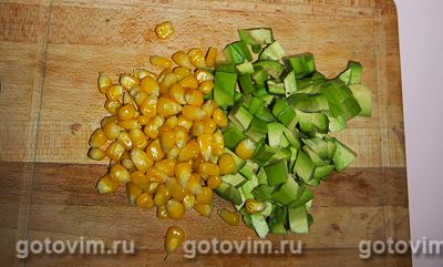 Овощной салат с авокадо, манго и кукурузой