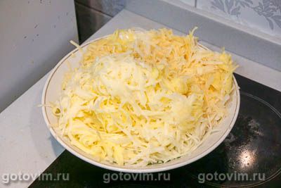 Запеканка из тертого картофеля с куриной грудкой и овощами