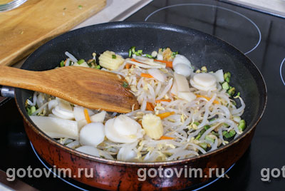 Рисовая лапша с овощами и яйцом.