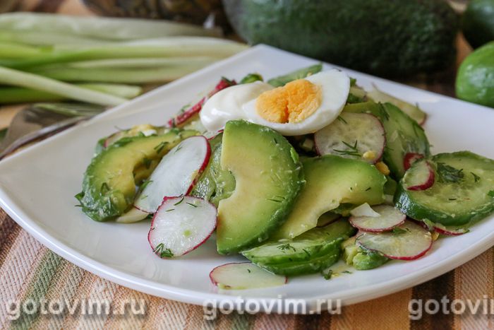 Овощной салат с авокадо и яйцом.