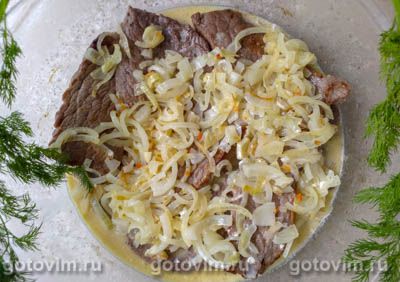Стейки из телятины в сметанном соусе с луком