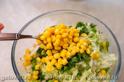 Салат из пекинской капусты с крабовыми палочками и кукурузой