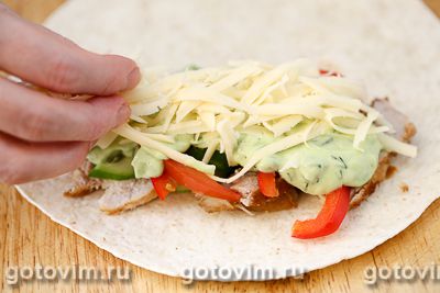 Тортильи с мясом, овощами и соусом из авокадо