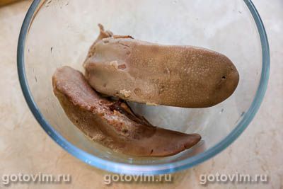 Салат из свиного языка с маринованными опятами и капустой кале