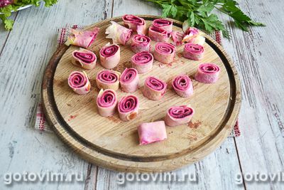 Слоеный салат с блинами «Букет роз»