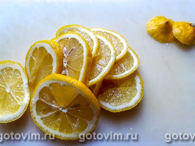 Морской окунь в духовке с овощами и лимонами