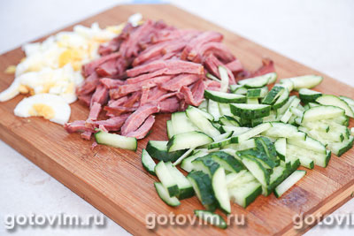 Салат из языка с овощами и сыром