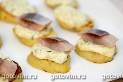 Тартинки из картофеля с соленой сельдью и соусом тартар