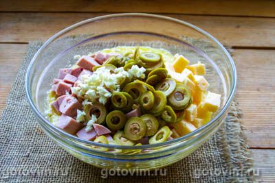 Творожная запеканка с сыром, сосисками и оливками