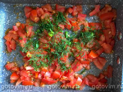 Ржаные макароны с помидорами, укропом и плавленым сыром