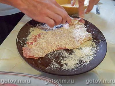 Венский шницель с анчоусовым маслом и салатом