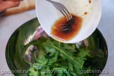 Салат из мидий с помидорами черри и рукколой