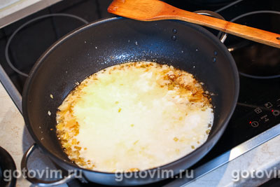 Черный рис с соусом из креветок в кокосовом молоке
