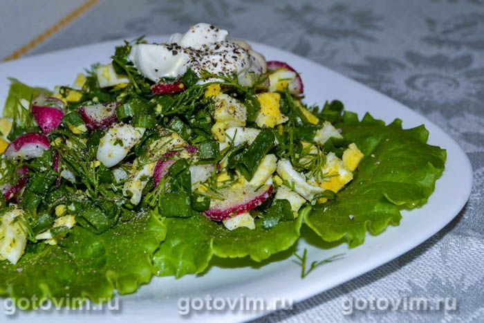 Весенний яичный салат с редиской и зеленью.