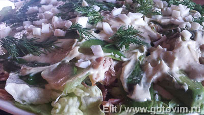 Слоеный салат из курицы с авокадо, сельдереем и сырным соусом ( A la MARRE)