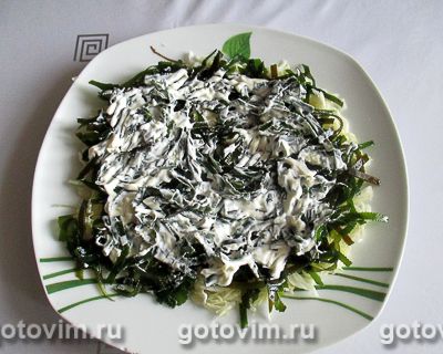 Слоеный салат из свеклы, морской капусты и шпрот