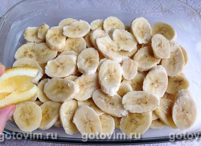Творожно-банановый десерт с безе