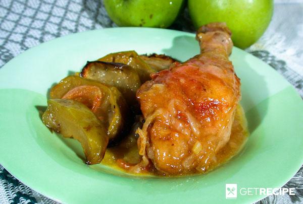 Куриные окорочка, запеченные с яблоками и луком.