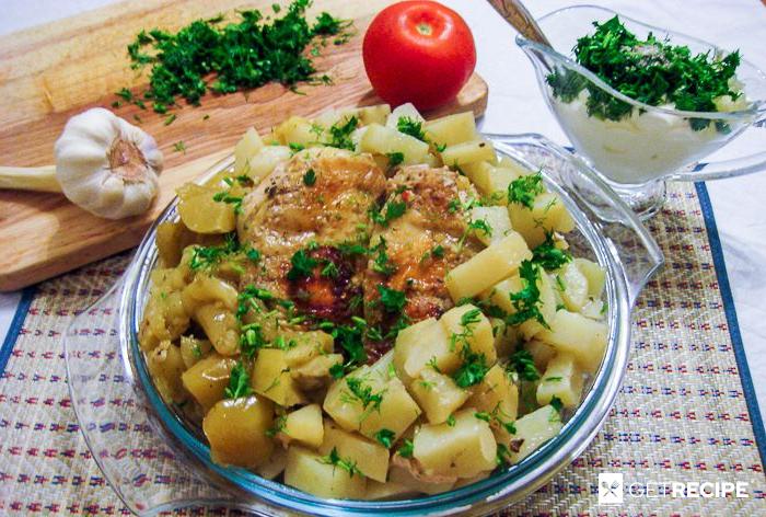 Photo of Запеченная куриная грудка с яблоками и картофелем.