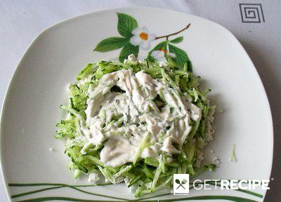Слоеный салат с творогом, свежими овощами и грецкими орехами (2-й рецепт)