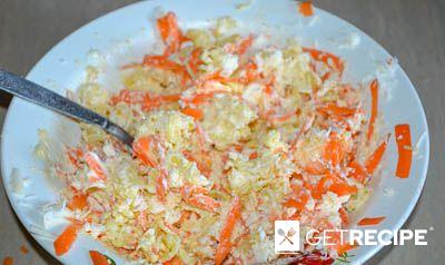 Салат из лапши быстрого приготовления с плавленым сырком и морковью.