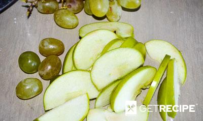 Шарлотка на сгущенном молоке с яблоками и виноградом (2-й рецепт)