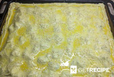 Пирог из слоеного теста с солеными груздями в духовке (2-й рецепт)
