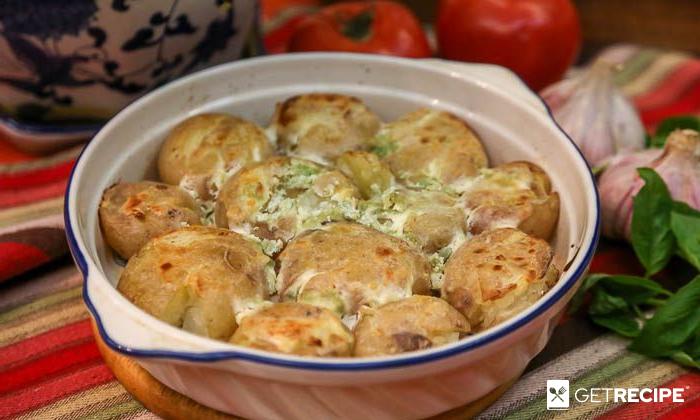 Мини картофель в духовке, запеченный с чесноком и сметаной.