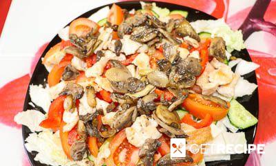 Салат из пекинской капусты с курицей, сухариками и грибами (2-й рецепт)