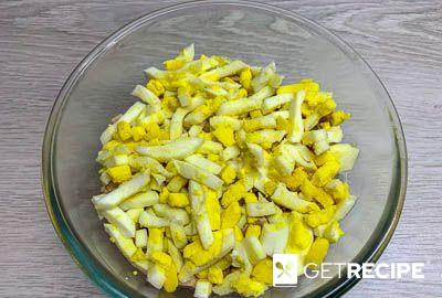 Салат из кролика с кукурузой, сыром и сухариками