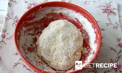 Пирог с грибами и сыром сулугуни