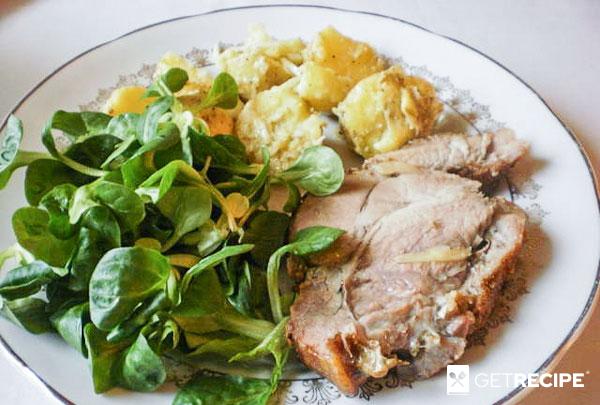 Photo of Свинина, фаршированная чесноком с картофельным салатом.