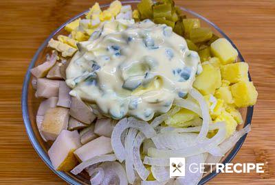 Салат с солеными груздями, огурцом и картофелем.