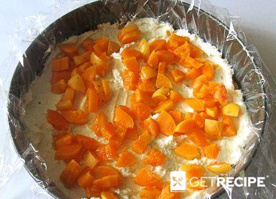 Торт без выпечки с творожным кремом, клубникой и абрикосами